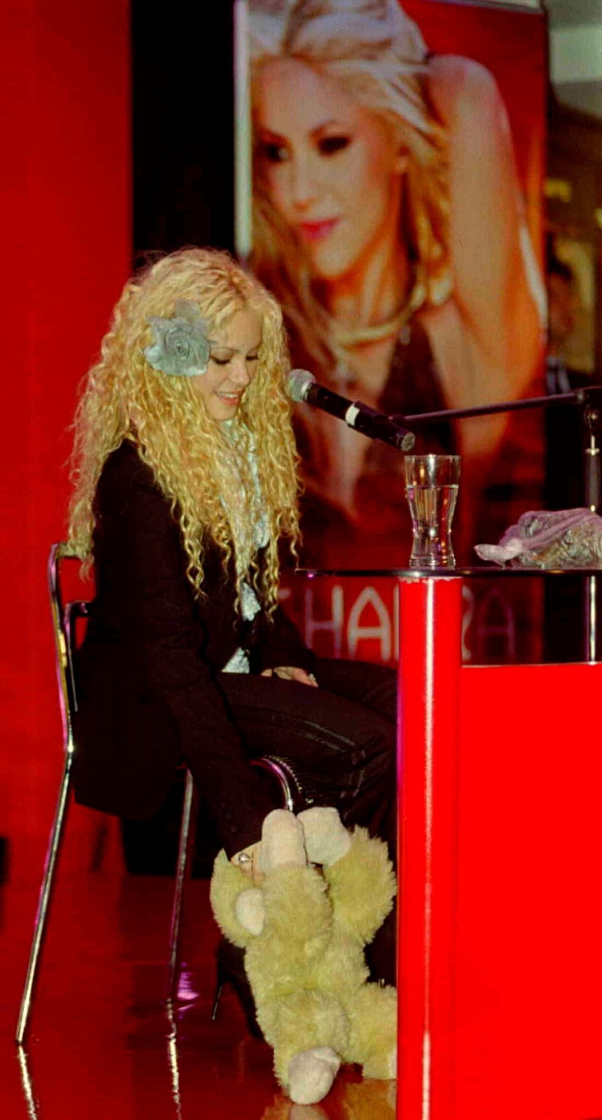 Shakira en Bogotá para realizar el lanzamiento de su trabajo discográfico el octubre 6 de 2001. //Foto: archivo