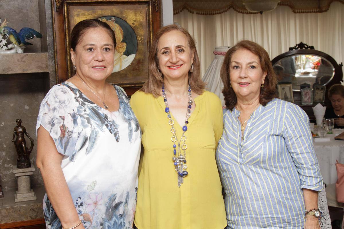 Martha de Cabrera, Youmna Stephan y Beatriz de Torres.