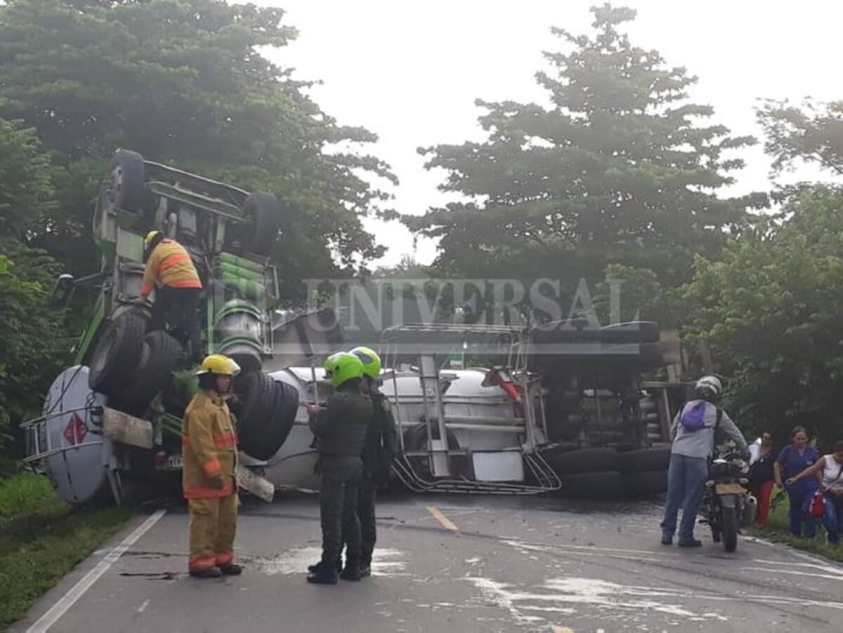 La emergencia ocurre a un kilómetro del peaje de Gambote. En el sitio está el Cuerpo de Bomberos de Arjona y la Policía de Carreteras. Julio Castaño/ El Universal