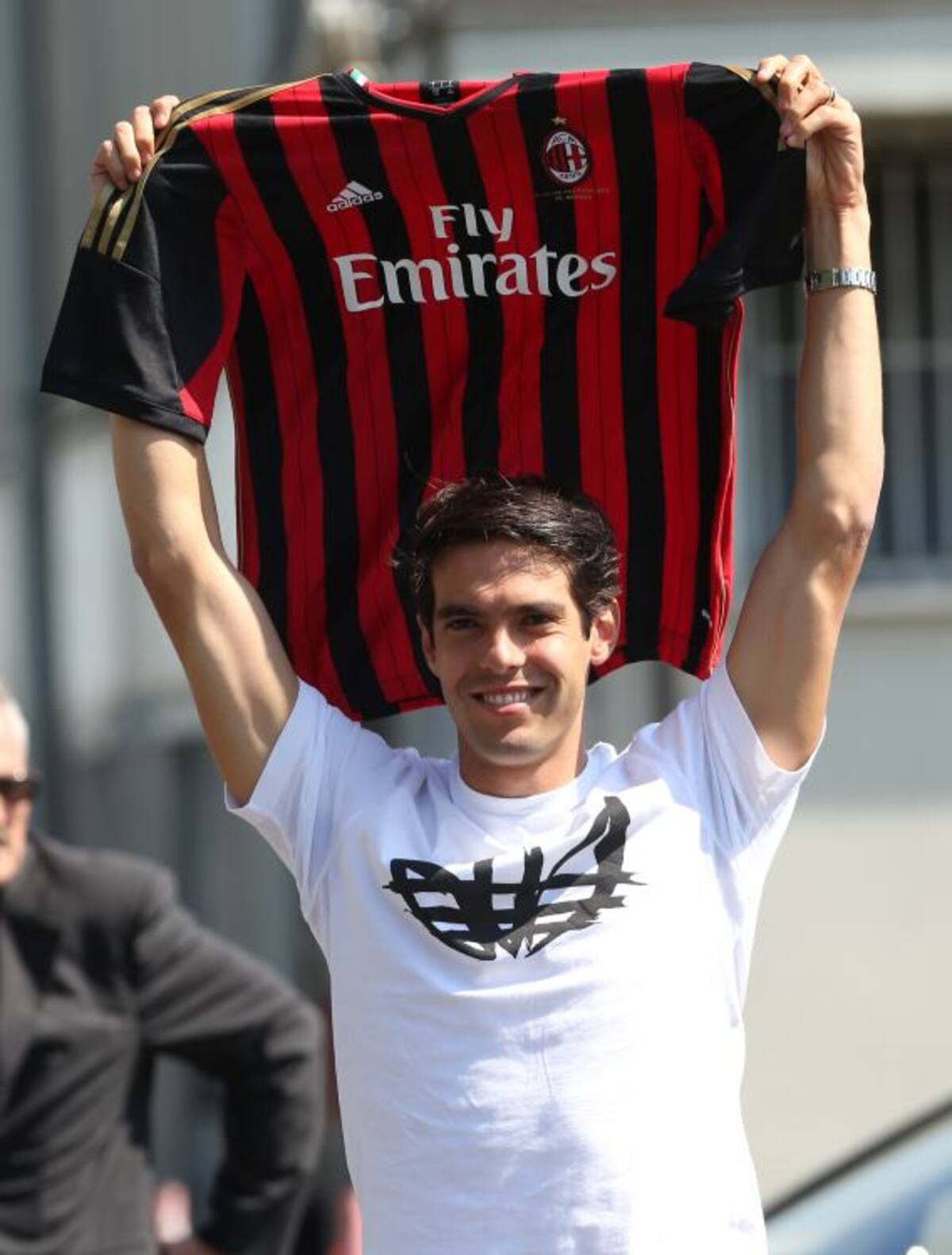 Kaká alzando la camiseta de su nuevo club. AP Luca Bruno