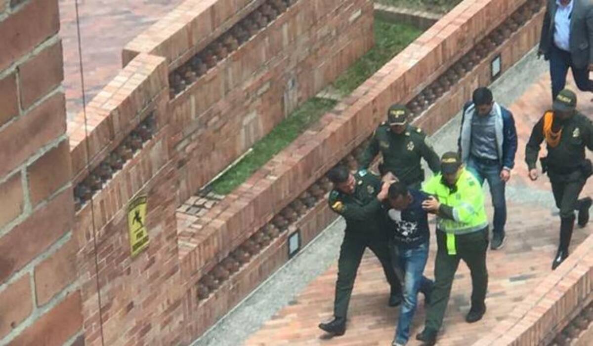 ‘El Niche’ es presentado ante un juez con función de Control de Garantías en la Unidad de Reacción Inmediato URI de Puente Aranda, por el asesinato de Luis Carlos Castillo. TWITTER