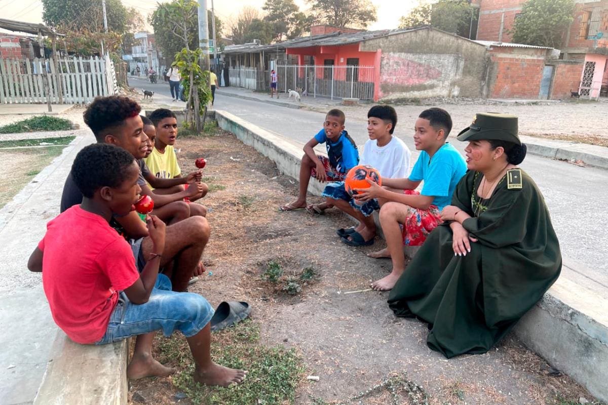 La mujer policía que viste con manta guajira: una historia llena de autenticidad