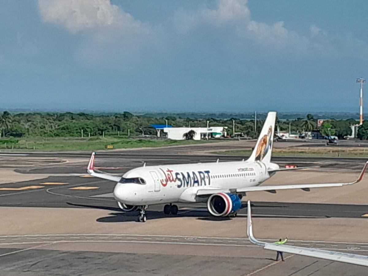 El vuelo inaugural de JetSmart, en la ruta Lima - Cartagena, aterrizó ayer a las 2:37 de la tarde en el Aeropuerto Rafael Núñez. //HFA - EU