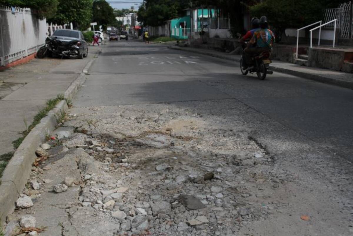 En la calle 29 del barrio Amberes abundan los cráteres, lo que dificulta el paso de vehículos por la zona. Óscar Díaz- El Universal.