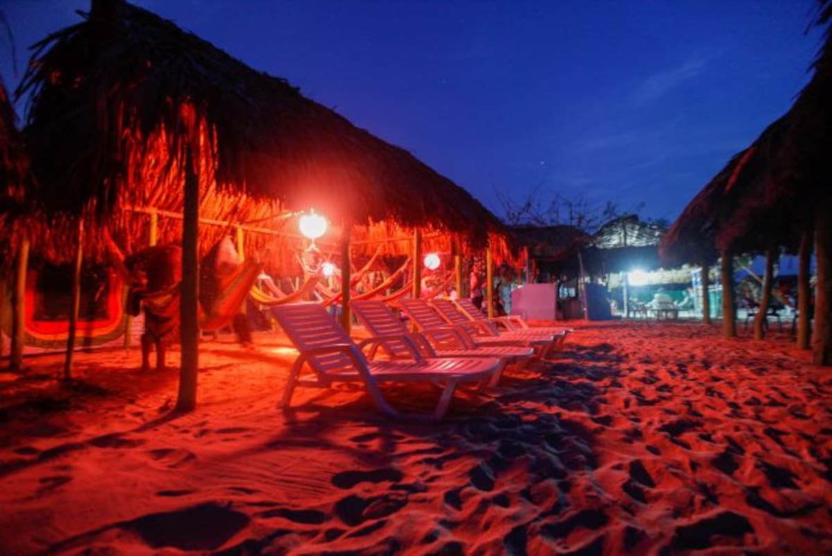 Así se ve Playa Blanca iluminada de noche con energía solar. //Aroldo Mestre-El Universal.