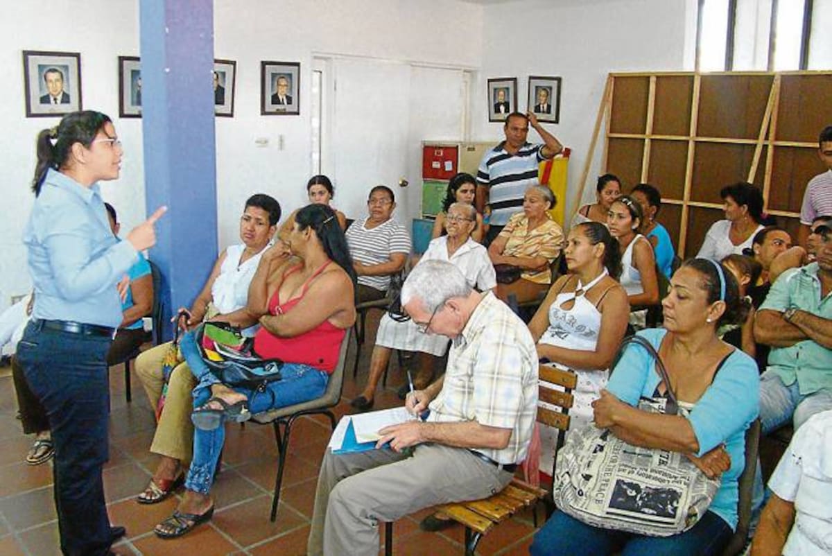 Reunión de dulceros con la directora de turismo, Luz Amparo Salcedo.