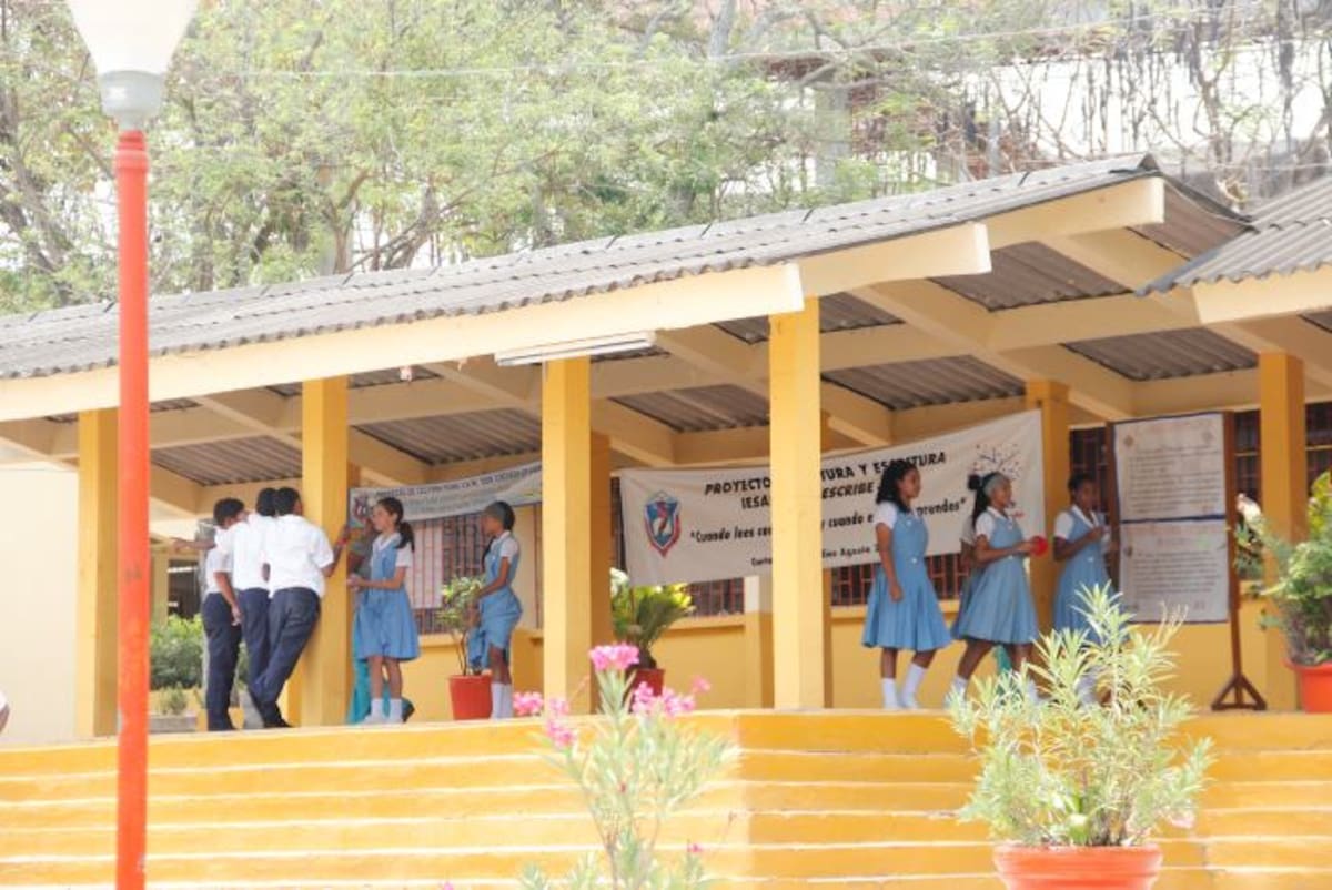 El secretario de Educación dijo que muchos padres o acudientes dejaron para última hora este sencillo trámite, pues sólo se requiere una firma para renovar la matrícula. Foto: Archivo