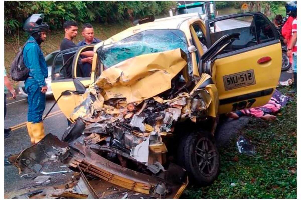 Una niña y dos adultos fallecidos deja accidente de un taxi