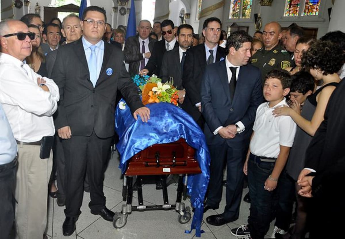 Varias personalidades de la política colombiana llegaron para darle el ultimo adiós al político. COLPRENSA