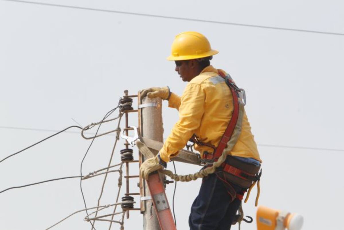 Los barrios subnormales tienen redes eléctricas creadas por la misma comunidad o por terceros, lo que pone en peligro constante a los habitantes. Archivo.