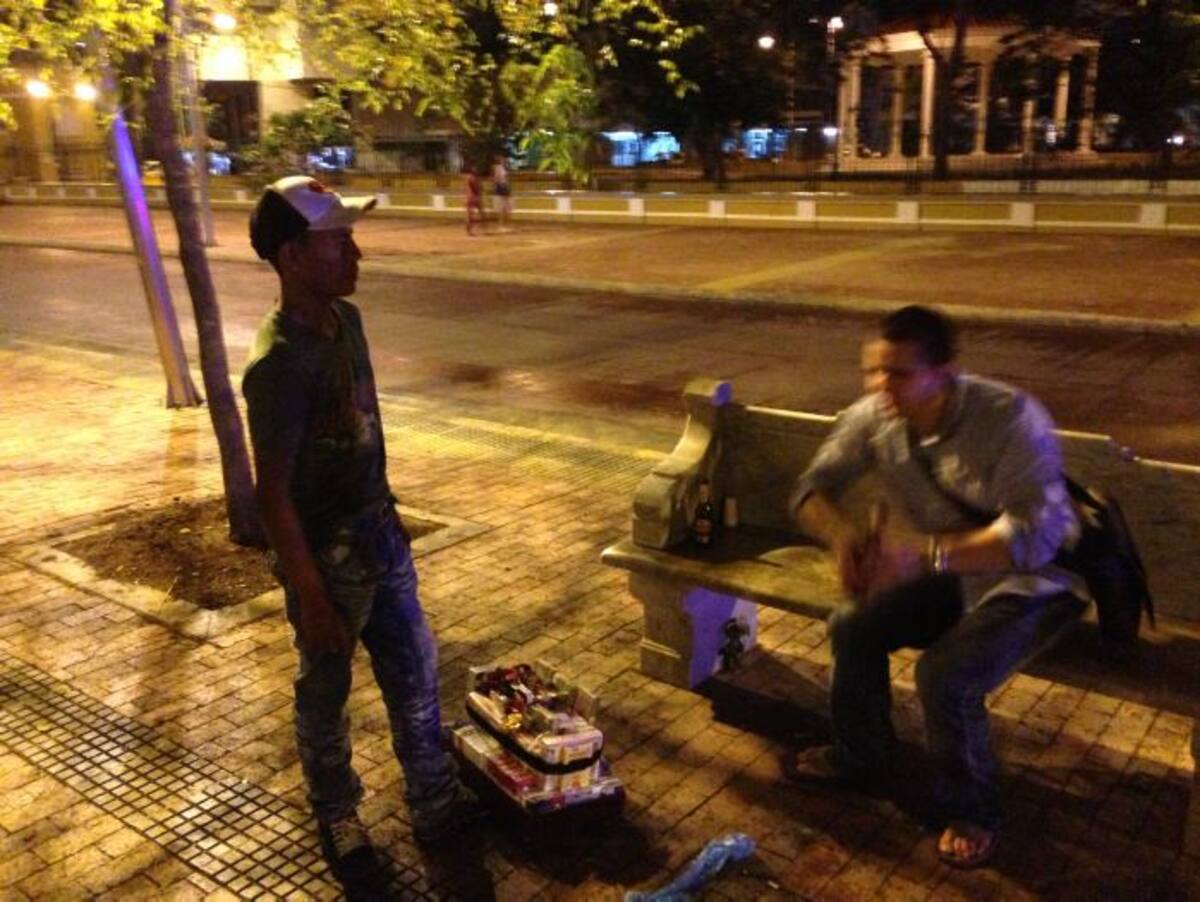 Los tuchines son una raza de hermanos desarraigados a fuerza de violencia y desplazamiento. Venden, para no morirse de hambre, tintos desde 100 pesos.