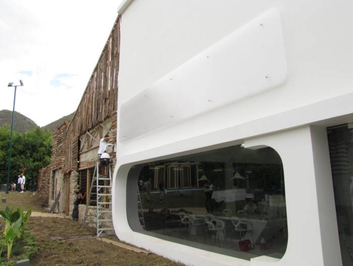 Un vidrio transparente dividirá dos ambientes que por separados conforman la gran casa que hospedará a 12 colombianos del común y a ocho famosos. SANTIAGO PREDICADO- ELUNIVERSAL.COM.CO