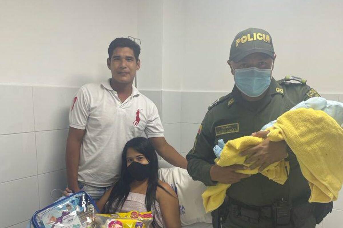 Policías atienden un parto en plena Calle Murillo de Barranquilla