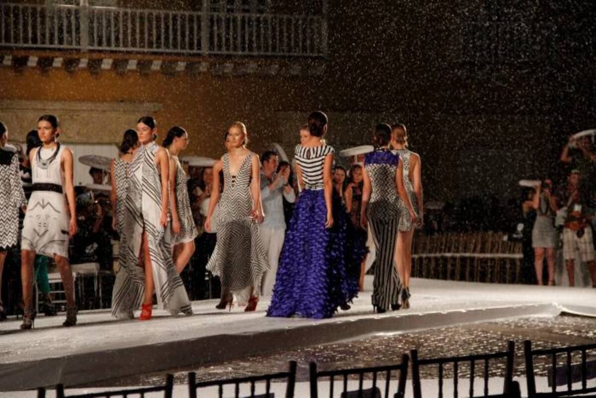 Los trajes que en un principio se ondeaban por el viento, terminaron pegados a la piel de las modelos mientras éstas atravesaban la pasarela. DANIELA BUELVAS- EL UNIVERSAL