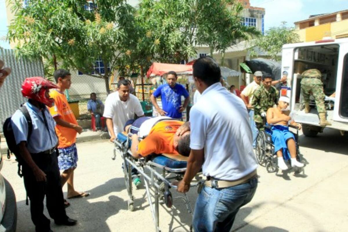 Momentos en que los efectivos del Bafin 3 de Malagana ingresaban a los heridos a la Clí-nica Laura Carolina. foto cortesia