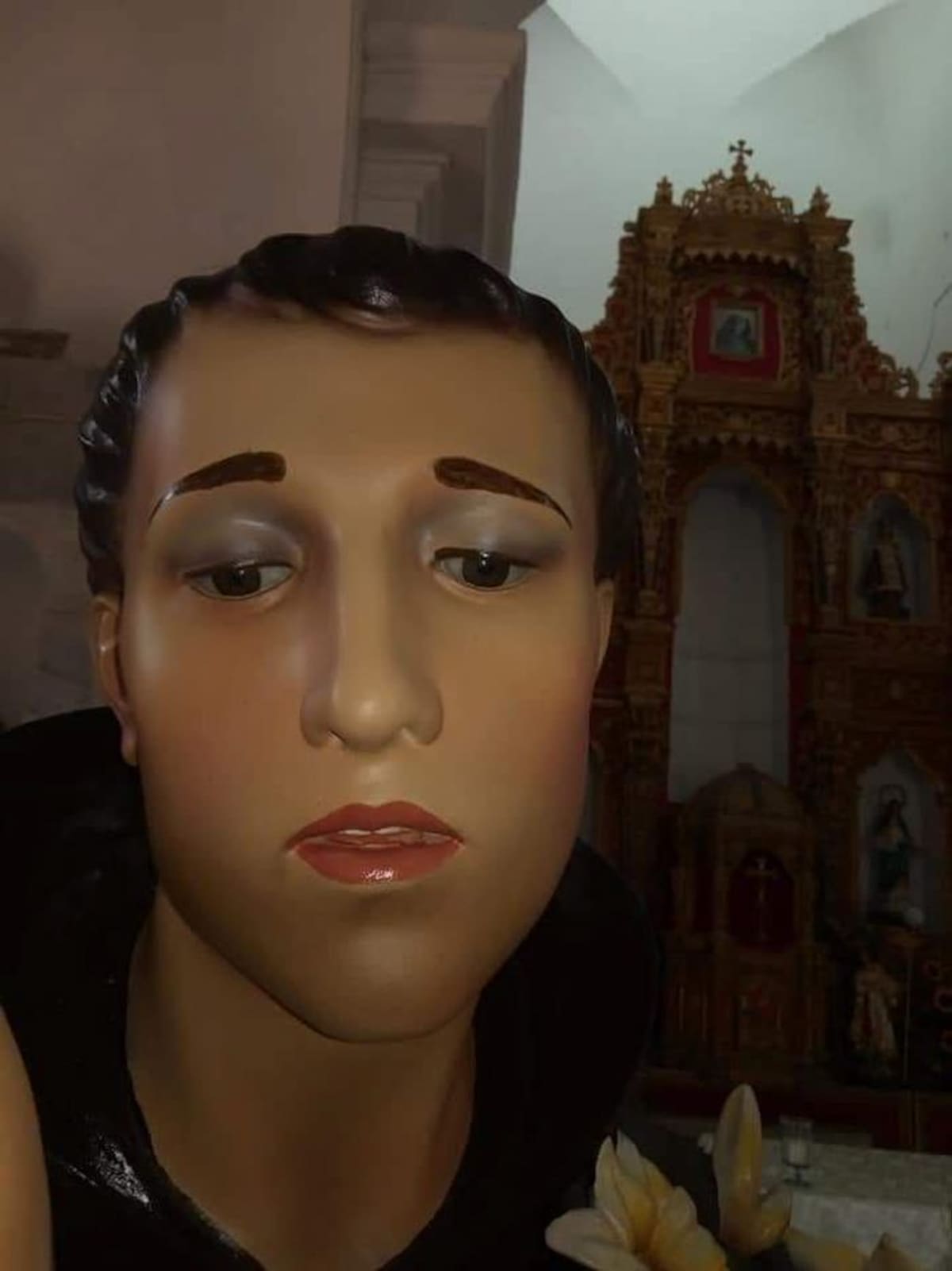 A San Antonio de Padua, el patrono, le diseñaron cejas depiladas, labios afeminados y facciones femeninas, según lo manifiestan personas de la comunidad. FOTOS CORTESÍA JUAN CAMILO DUQUE