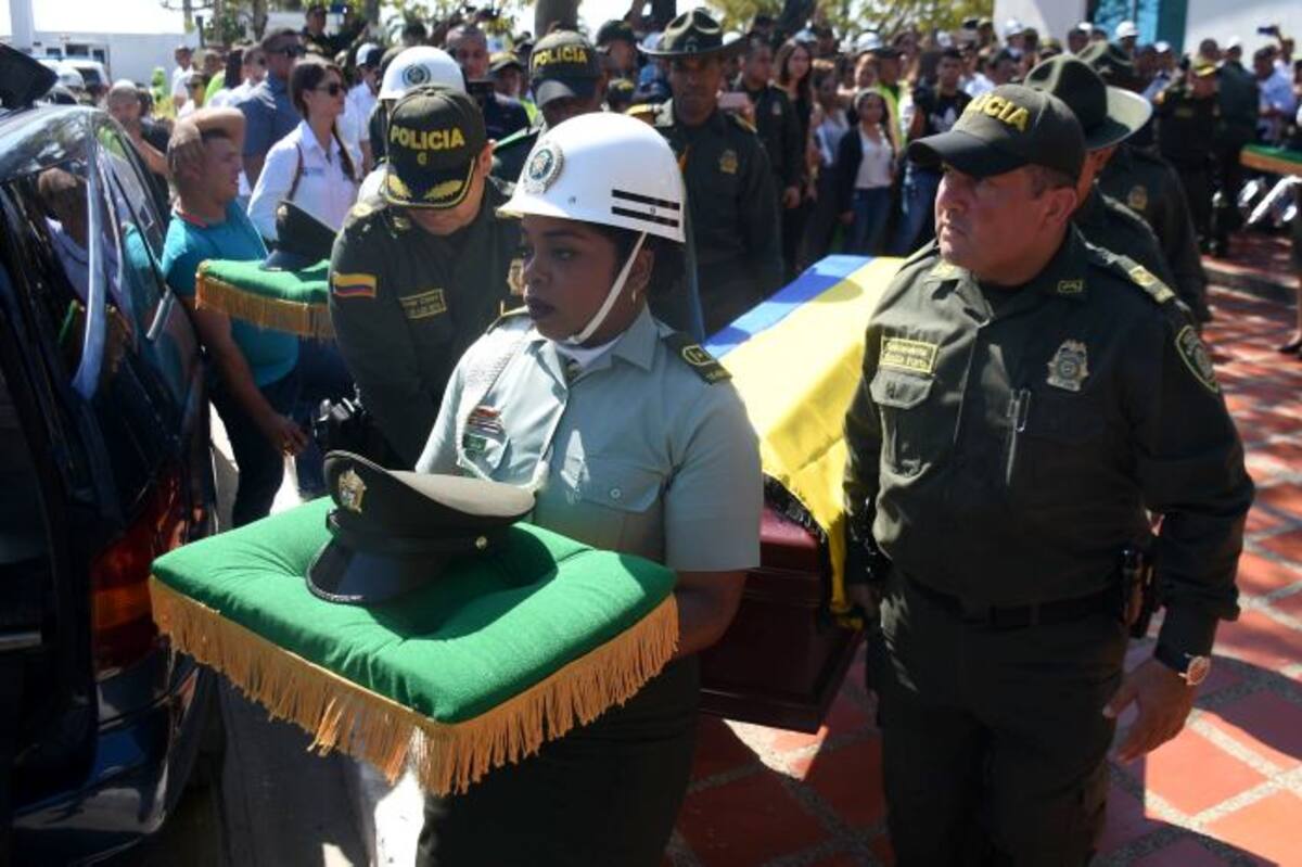 Vista de las honras fúnebres de los 5 policías que perdieron la vida en un atentado con explosivos contra el cuartel del barrio San José en la capilla de la escuela de policía Antonio Nariño en Barranquilla. El Frente de Guerra Urbano del Ejército de Liberación Nacional (Eln) se atribuyó hoy la autoría del atentado. EFE