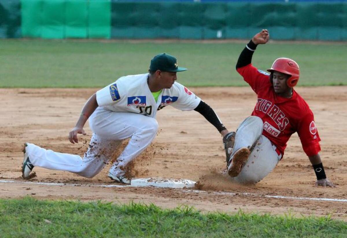 Jonathan Lozada, de Tigres, es puesto out por Héctor Acuña de Toros. Manuel Santiago Pérez-El Universal