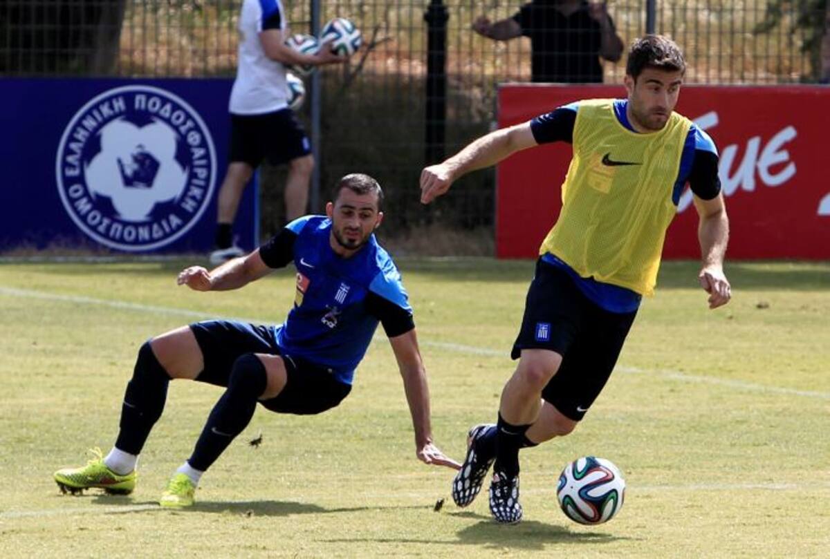 Con el balón, el defensa griego Sokratis Papastathopoulos AP Thanassis Stavrakis