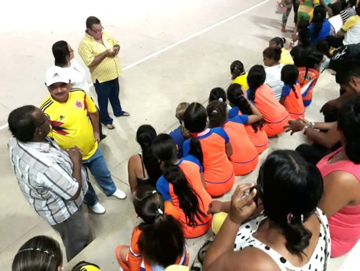 La socialización del proyecto la realizó el alcalde de Sampués, Víctor Hernández (de amarillo) ante padres de familia, deportistas y comunidad. CORTESÍA.