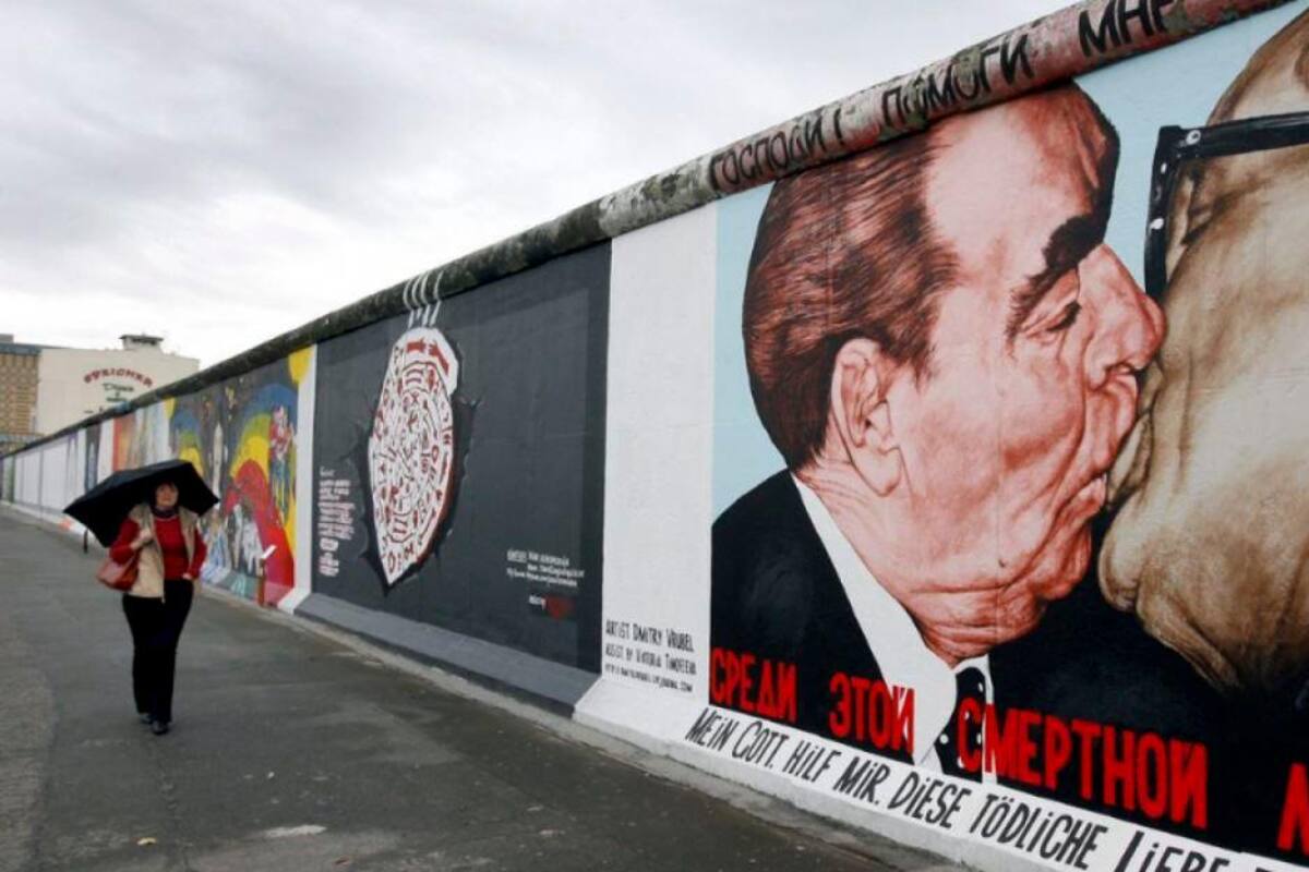 Muere autor de mural con beso de Honecker y Brézhnev