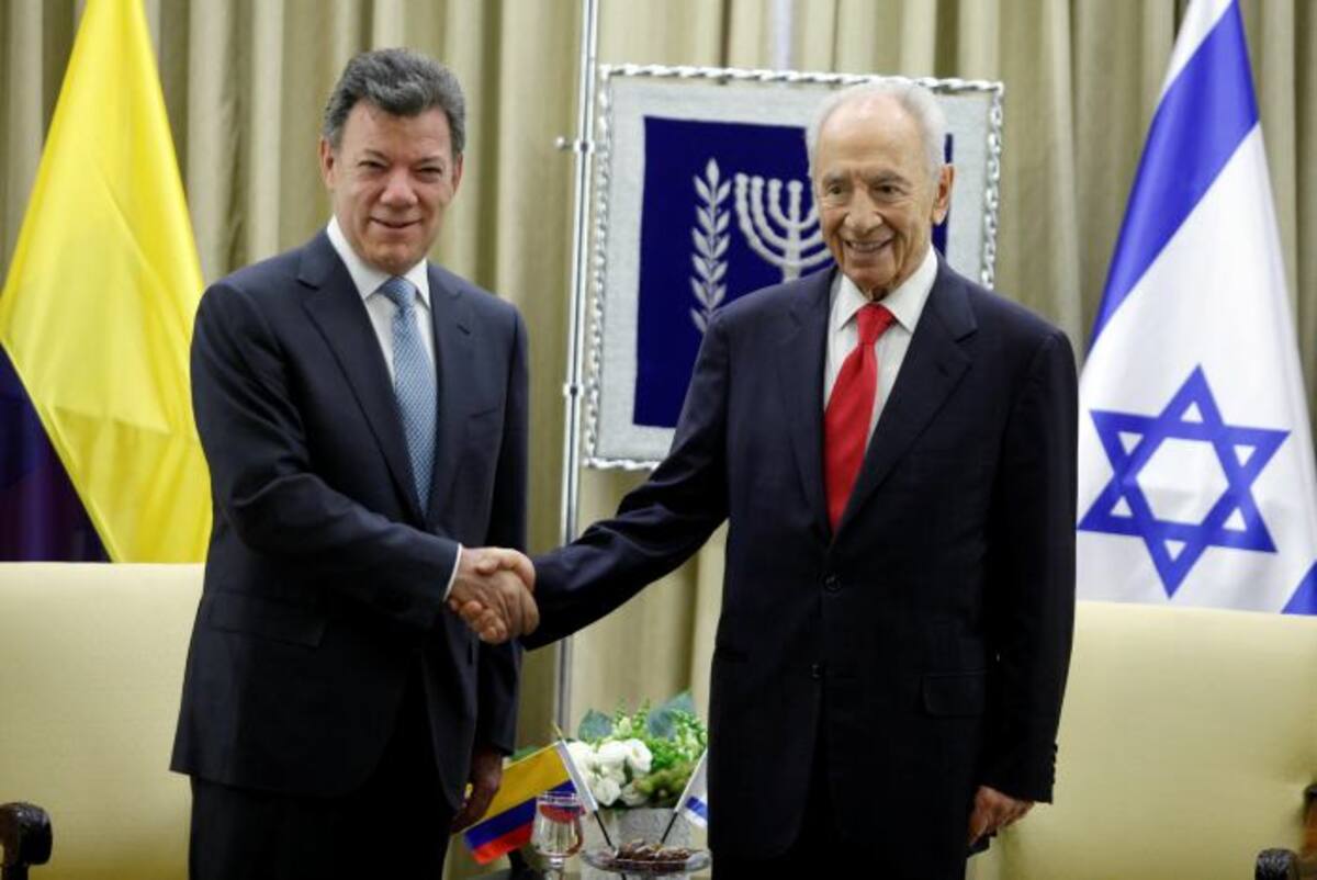 El presidente de Colombia Juan Manuel Santos, junto a su homólogo de Israel, Shimon Peres. AP Lior Mizrahi