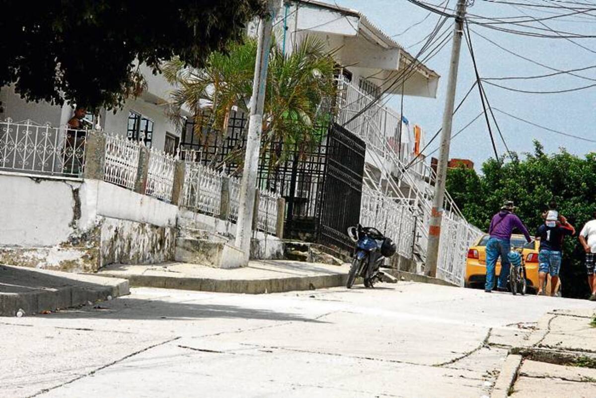 A Ubaldo lo balean frente a su casa, en el barrio La Victoria, mientras lavaba su moto.
