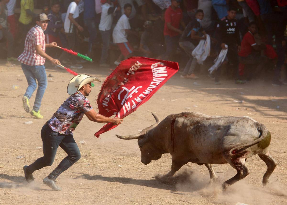 El Muletero “Caballo Loco” hace de las suyas ante un astado en la última tarde. // Manuel Santiago Pérez.