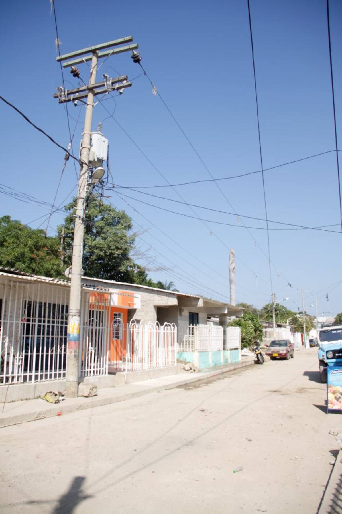 Los residentes de la calle Primera de Las Flores, en Ceballos, temen que el poste rajado caiga al suelo en cualquier momento. Lorena Henríquez Laborde