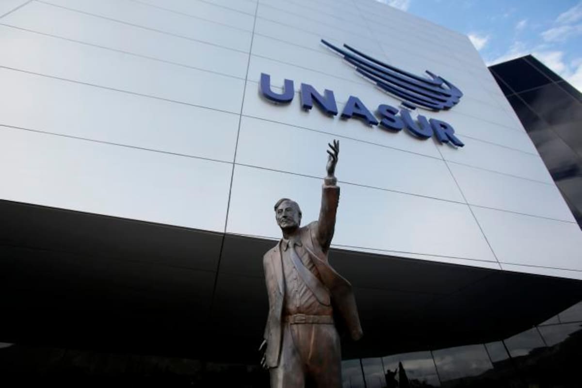 Remueven la estatua de Kirchner de la sede de Unasur en Quito
