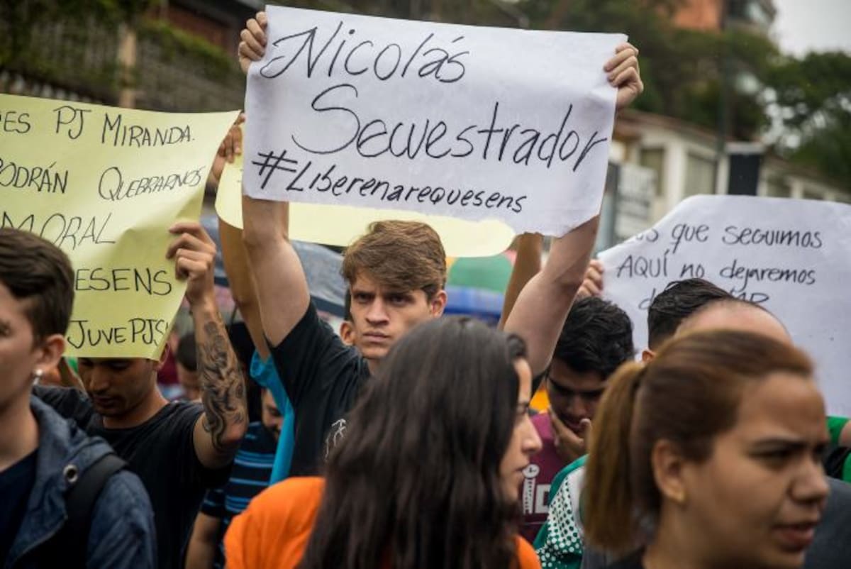 Integrantes del Movimiento Estudiantil, políticos y civiles participaron en una marcha en apoyo al diputado detenido Juan Requesens, quien señalan de estar implicado en el atentado. EFE