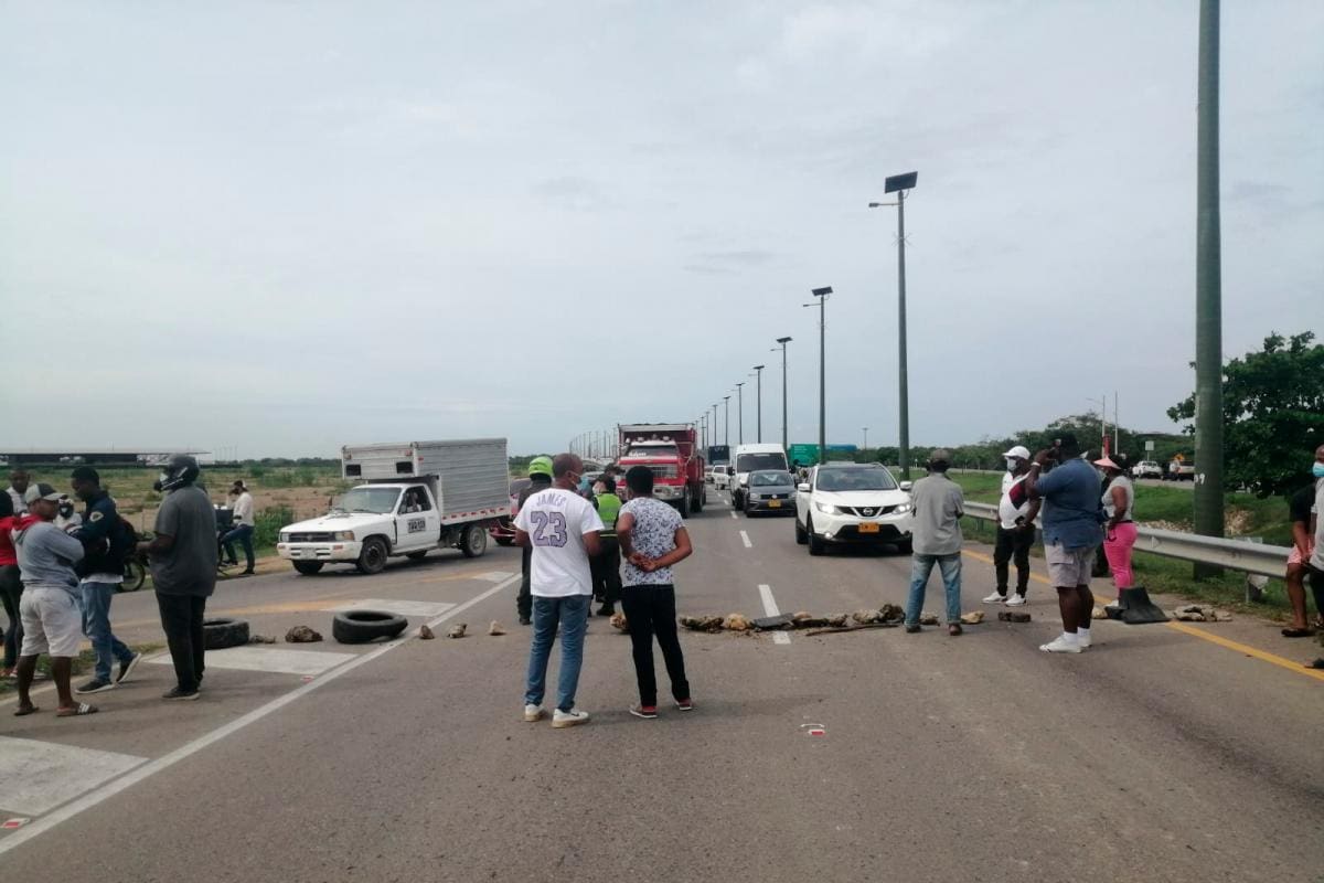 Habitantes de Puerto Rey bloquean paso por la Vía del Mar