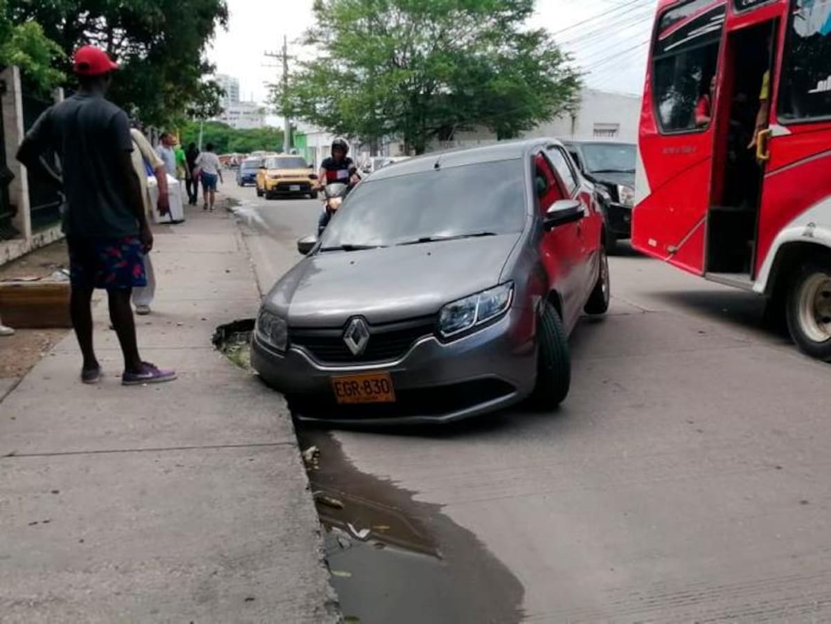 Este automóvil Renault Sandero se fue en un hueco de una alcantarilla que permanece destapada en la carrera 17 contiguo al periódico El Universal.//Libia Domínguez.