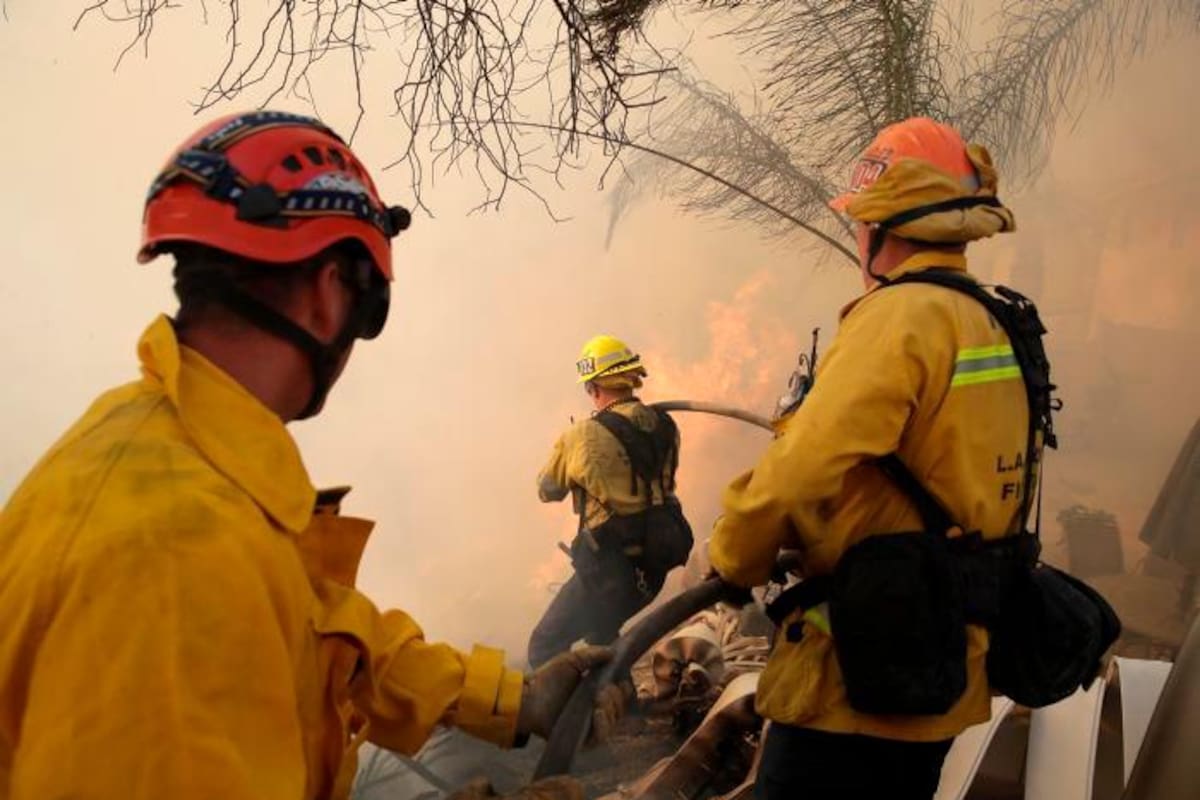 Ordenan evacuación de 40.000 personas por incendios al norte de Los Ángeles