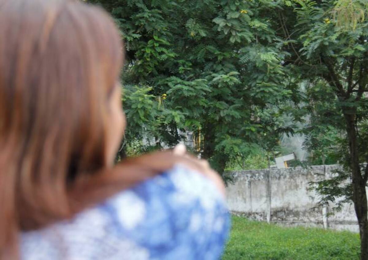 Una trabajadora del colegio muestra cómo las emisiones de la empresa Indupollo se pasan para la institución. KAILLINE GIRALDO - EL UNIVERSAL -