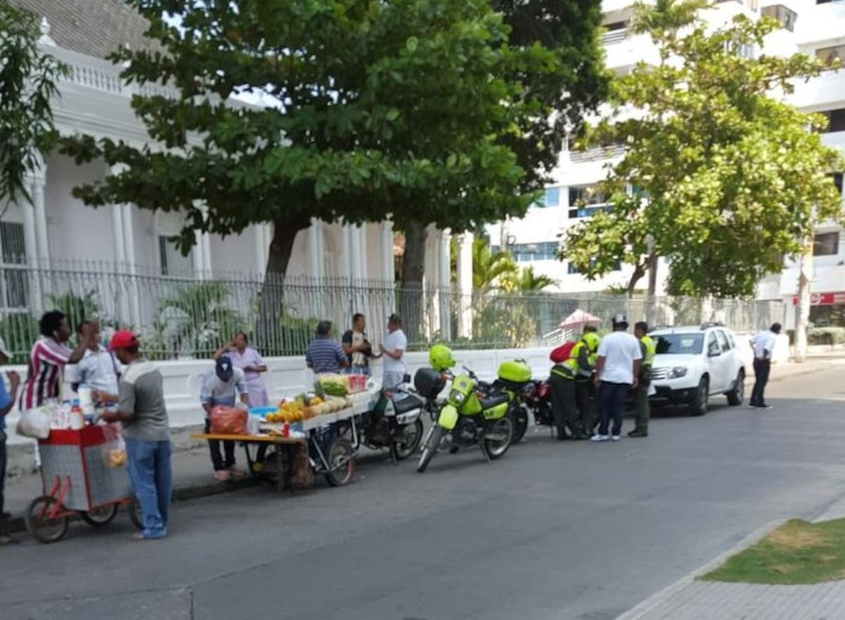 La Carrera 20 de Manga ha sido convertida en un corredor de vendedores ambulantes que ofrecen sus productos, invadiendo el espacio público.