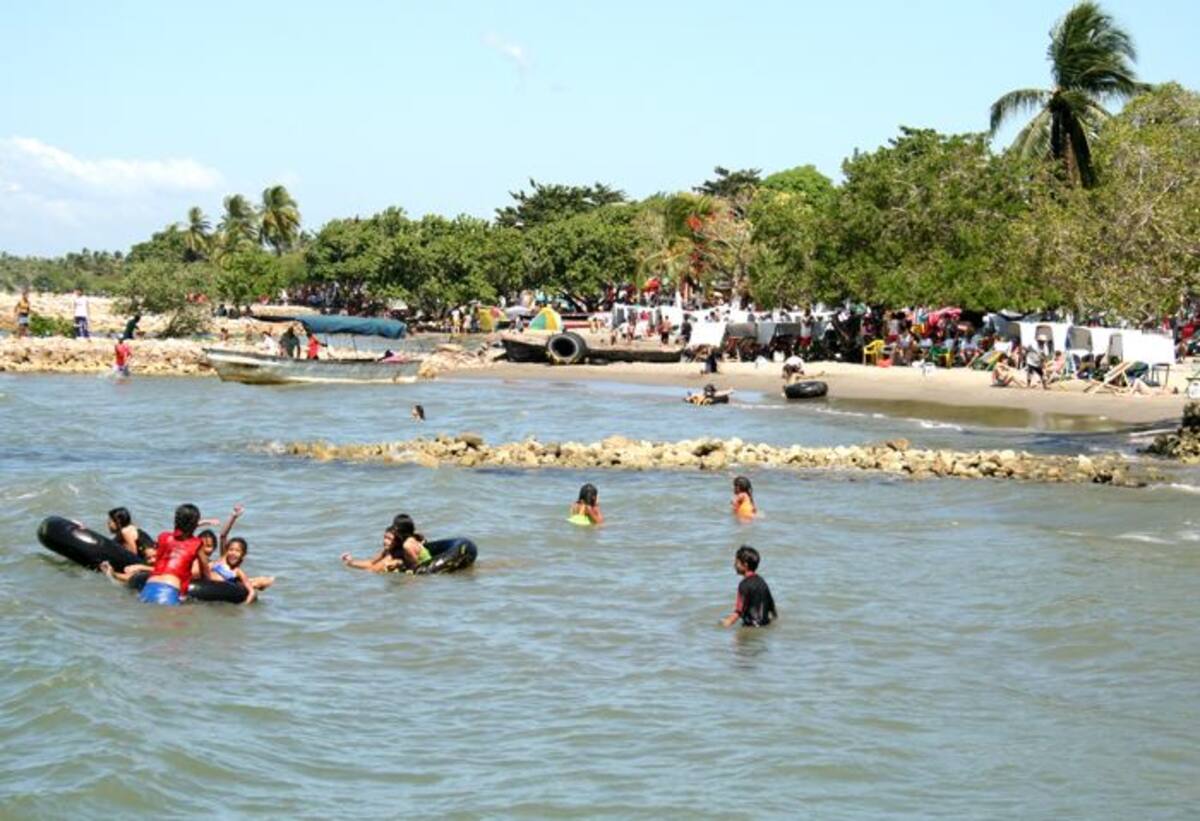 Las playas del golfo de Morrosquillo vienen recbiendo a miles de turistas en esta temporada de Semana Santa. MANUEL SANTIAGO PÉREZ/EL UNIVERSAL/