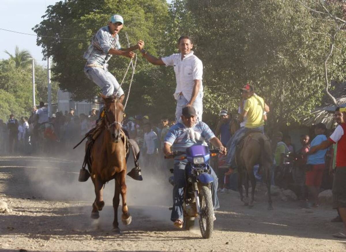 “Los Acróbatas del Viento” en plena acción en la pista colosoana con su número “La Moto”. MANUEL SANTIAGO PÉREZ/EL UNIVERSAL/
