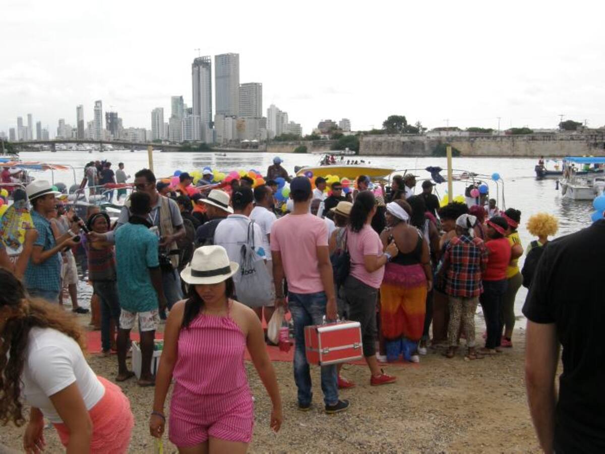 A los asistentes al sitio de partida del Desfile Náutico de Manolín se les debió tener en cuenta…; Los alredesores del puente Heredia estaban atestados…; pero dada la largada…; las lanchas salieron raudas…; solo dejaron el pelero…; ¡Pues, mal hecho, Tulia…; muy mal hecho…;! ¡Así es, mija…; mal hecho…;!