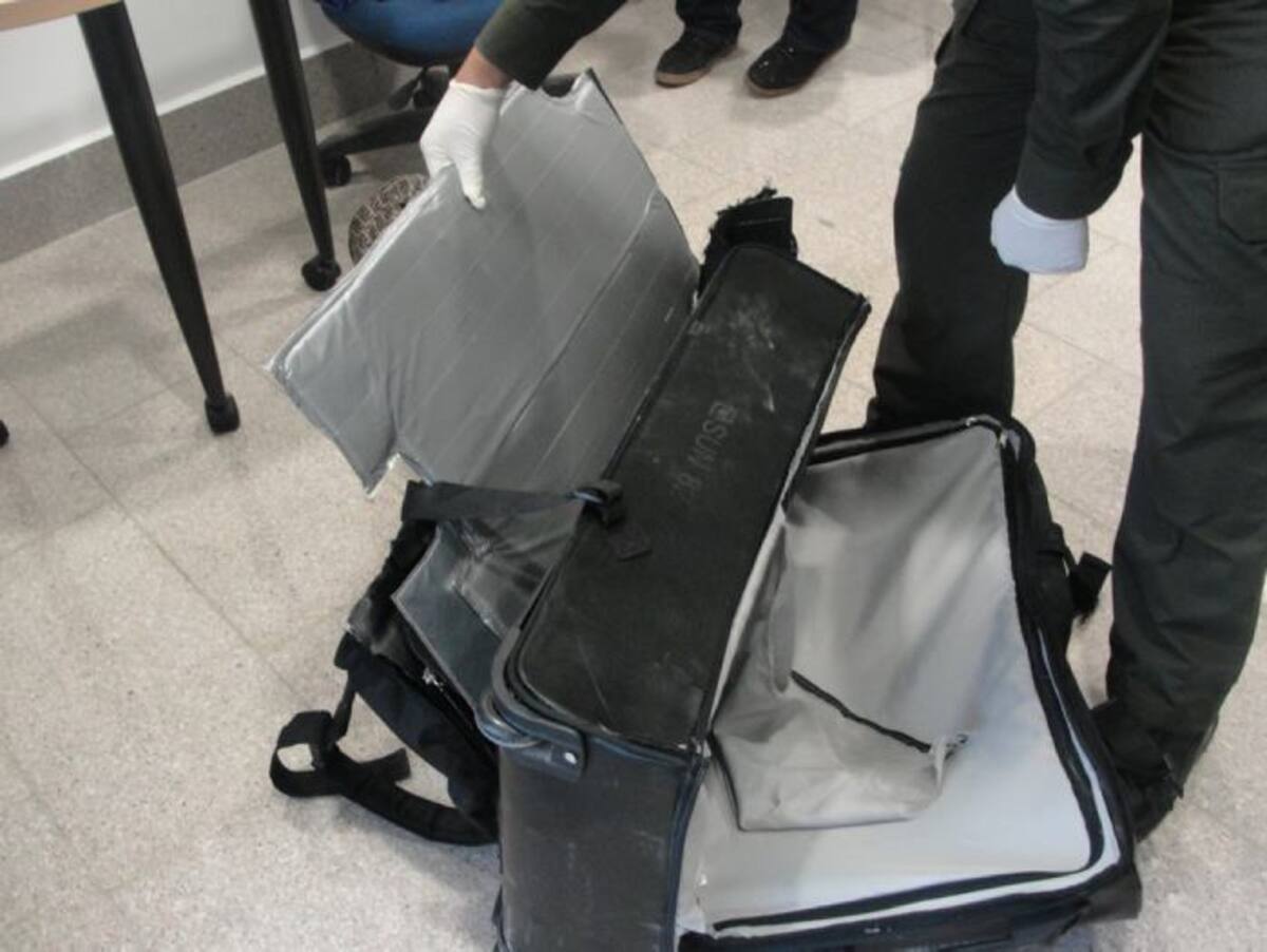 Uno de los capturados llevaba la droga en una maleta de doble fondo. CORTESÍA