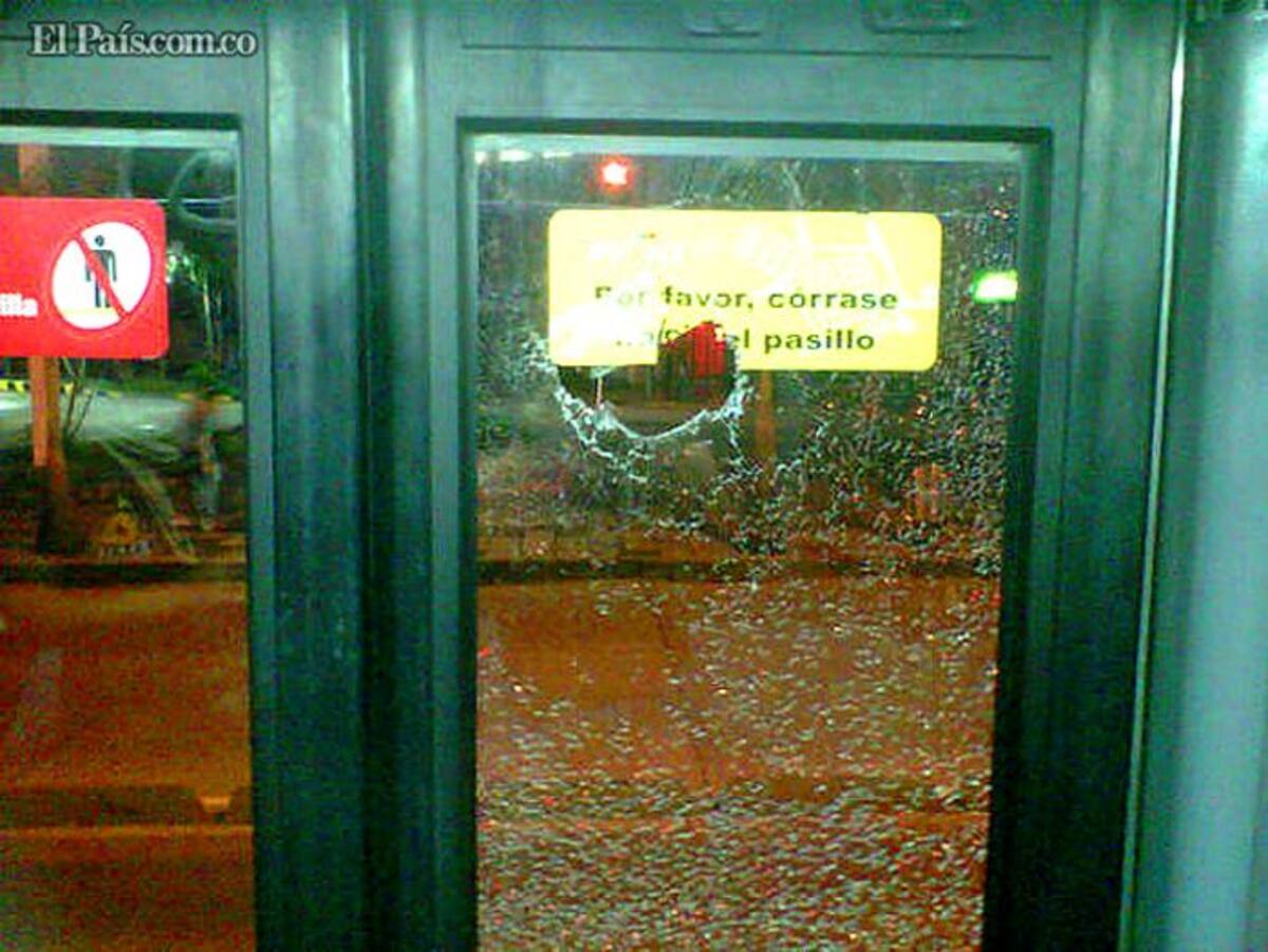 Según informaron las autoridades, algunos aficionados se enfrentaron con los agentes de la Policía dispuestos alrededor del estadio y atacaron viviendas, vehículos y estaciones del MÍO. COLPRENSA