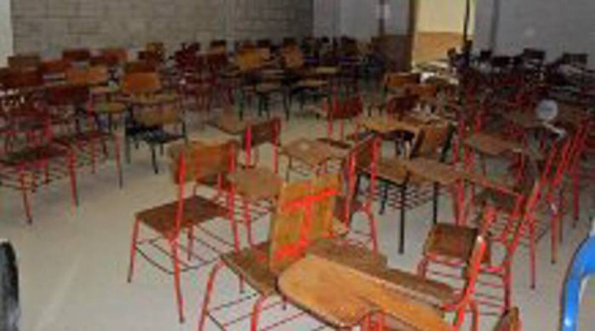 Donan sillas a comunidad educativa de la IE Nuestra Señora del Carmen de Santa Rosa de Lima. Cortesía