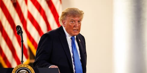 Trump arremete contra juez que revisará demanda de medios tras veto