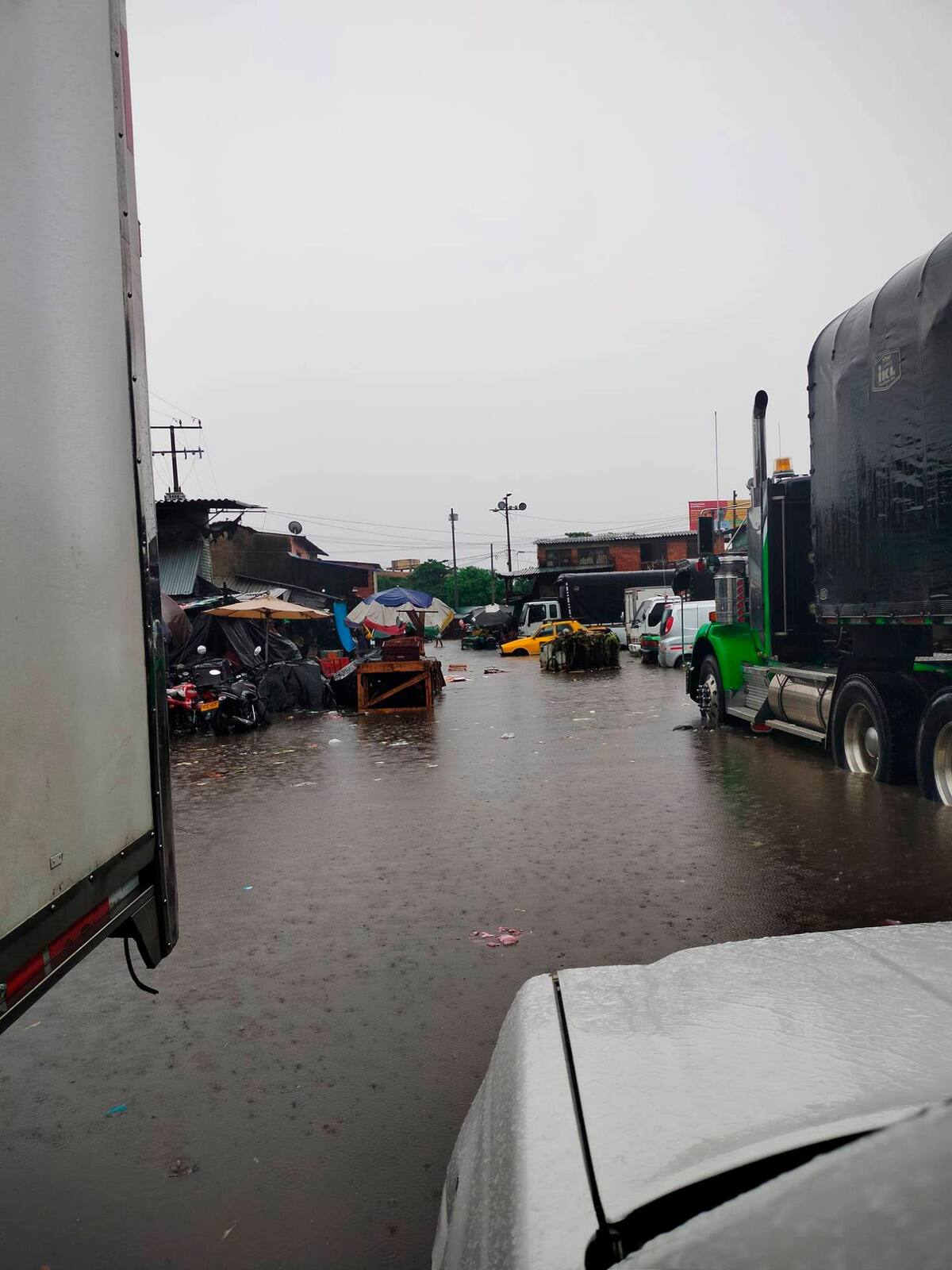 Bazurto se inundó. Muchas personas quedaron retenidas en sus vehículos esperando a que bajara un poco la corriente.
