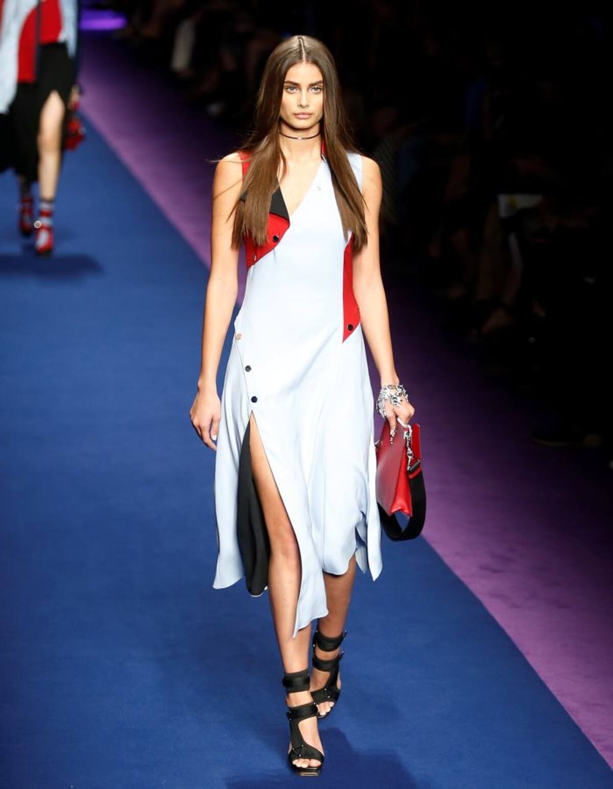 La modelo Taylor desfila para Versace.