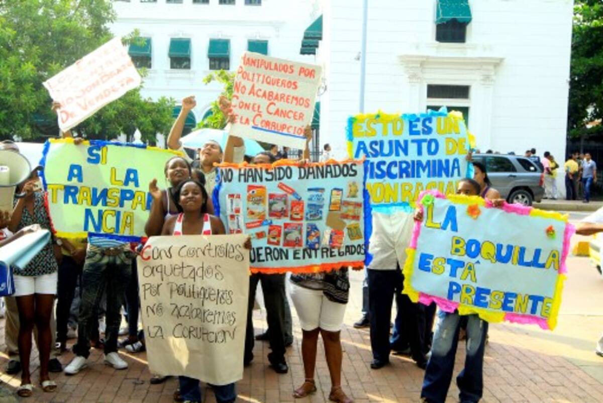 Varios seguidores de la ex secretaria se reunieron en las afueras del edificio de la Procuraduría a manifestar su apoyo. julio castaño/el universal