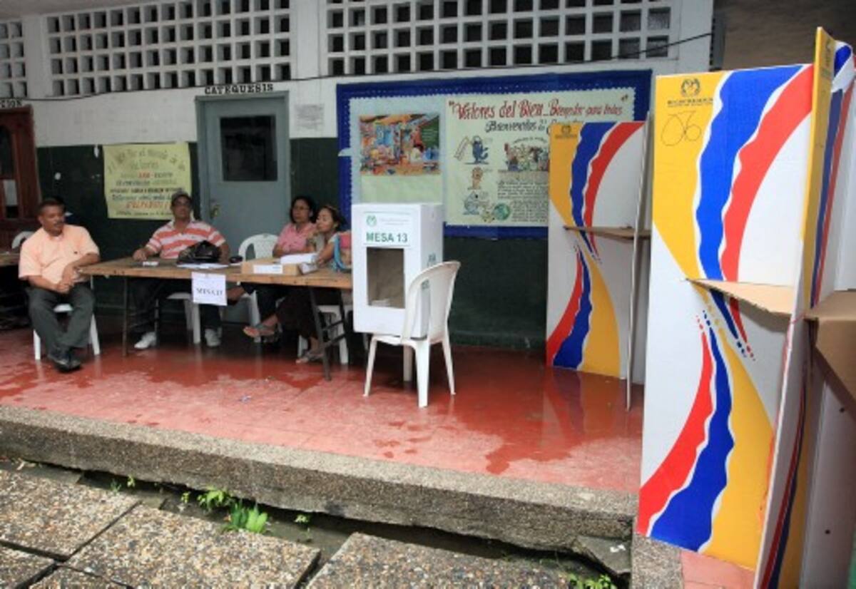 Con poco trabajo, aburridos y con los pies en el agua permanecieron los jurados de votación que trabajaron en la jornada electoral de ayer en el INEM.