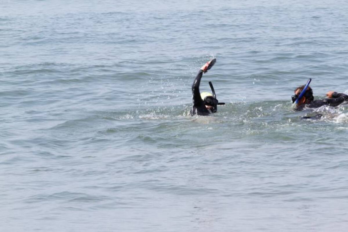 La candidata durante su recorrido en estilo libre por la bahía. Julio Castaño