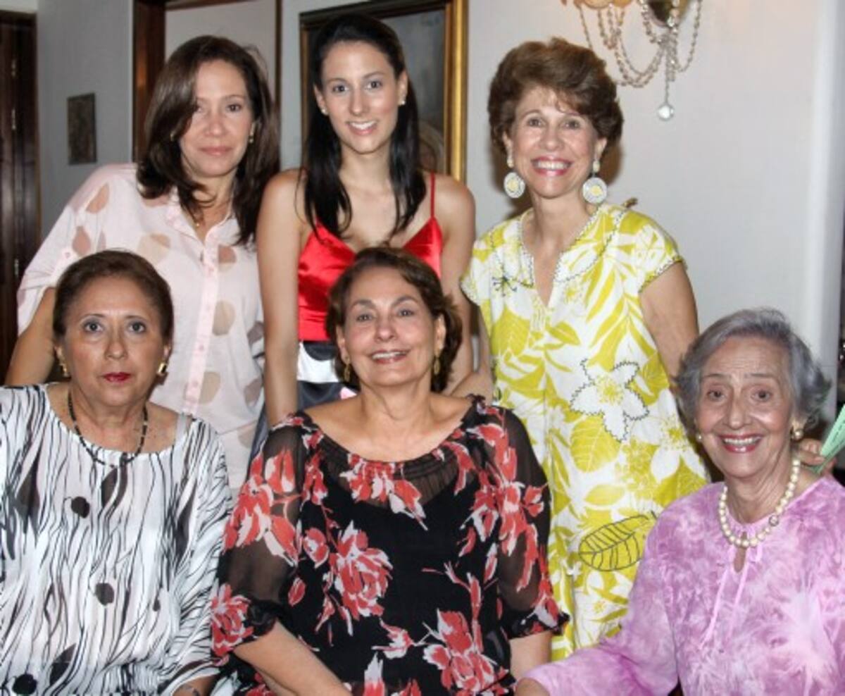 De pie: Rosario Escamilla de Barreto, Silvana Duque Benedetti y Prince Martínez: sentadas: Regina de Cardona, Clodette de Gedeón y Ada de Herrera.