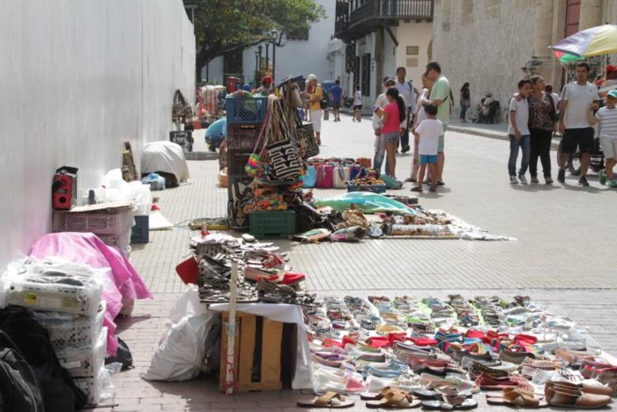 Mochilas en venta, en la plaza de La Proclamación. LUIS APARICIO